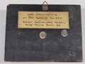 Erinnerungsplakette ein MG08 auf Schlittenlafette darstellend, datiert 1941, Maße der Holzplatte 14 x 19cm