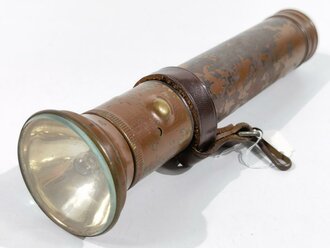 Stabtaschenlampe Pertrix . Originallack, die Schraubkappe...