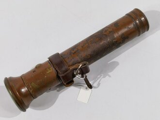 Stabtaschenlampe Pertrix . Originallack, die Schraubkappe mit grossem Hakenkreuz. Tragevorrichtung aus weichem Leder. Gesamtlänge  24cm