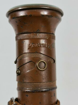 Stabtaschenlampe Pertrix . Originallack, die Schraubkappe mit grossem Hakenkreuz. Tragevorrichtung aus weichem Leder. Gesamtlänge  24cm