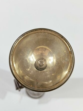Stabtaschenlampe Pertrix . Originallack, die Schraubkappe mit grossem Hakenkreuz. Tragevorrichtung aus weichem Leder. Gesamtlänge  24cm