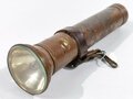 Stabtaschenlampe Pertrix . Originallack, die Schraubkappe mit grossem Hakenkreuz. Tragevorrichtung aus weichem Leder. Gesamtlänge  24cm