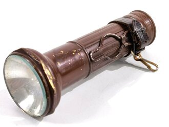 Stabtaschenlampe Daimon Focus. Originallack, Tragevorrichtung aus weichem Leder. Gesamtlänge  17cm. Funktion nicht geprüft