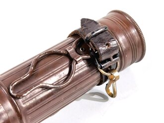 Stabtaschenlampe Daimon Focus. Originallack, Tragevorrichtung aus weichem Leder. Gesamtlänge  17cm. Funktion nicht geprüft