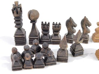 Blechdose mit handgeschnitzten Schachfiguren aus Soldatennachlass