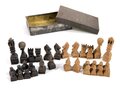 Blechdose mit handgeschnitzten Schachfiguren aus Soldatennachlass