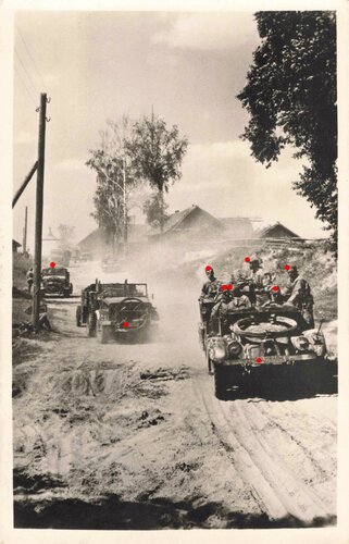 Ansichtskarte "Durch Staub und Dreck der sowjetischen Landstraßen rollen die Panzerjäger dem Fein entgegen"