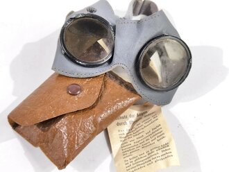 Allgemeine Schutzbrille Wehrmacht in Kunstlederhülle, Sehr guter Zustand, mit dunklen Ultrasin Gläsern, dazu der Begleitzettel von 1942