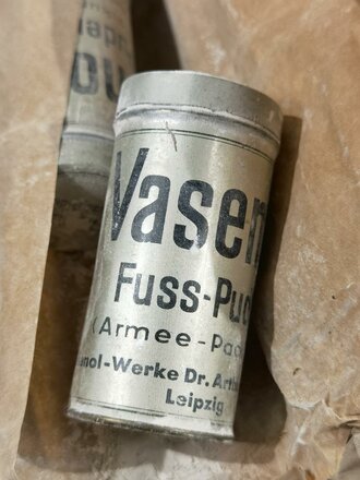 Dose " Vasenol Fuss-Puder" Armee Packung. Eine ( 1 ) Dose aus der originalen Umverpackung, ungereinigt, zum Teil mit leichten Dellen