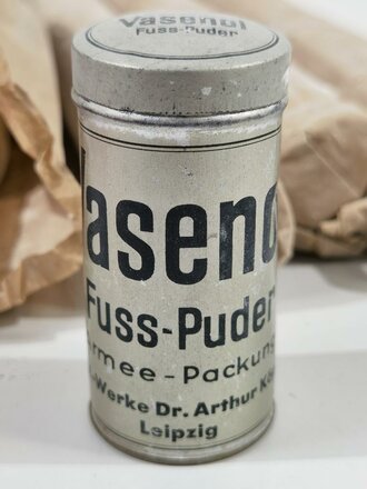 Dose " Vasenol Fuss-Puder" Armee Packung. Eine ( 1 ) Dose aus der originalen Umverpackung, ungereinigt, zum Teil mit leichten Dellen