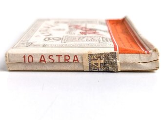 Pack "Astra" Zigaretten, ungeöffnet, Steuerbanderole mit Hakenkreuz