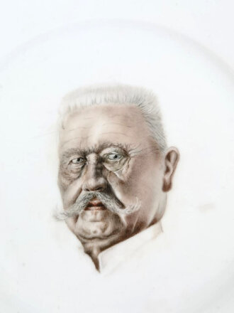 Erinnerungsteller aus Porzellan mit Bildnis Generalfeldmarschall von Hindenburg, Durchmesser 26cm, ungereinigtes Stück