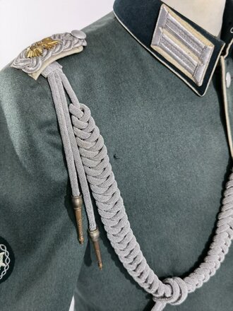 Heer, Waffenrock für einen Offizier im Infanterie Regiment 94 mit Paradefangschnur. Die Effekten original vernäht, Brustadler fehlt. Guter Gesamtzustand