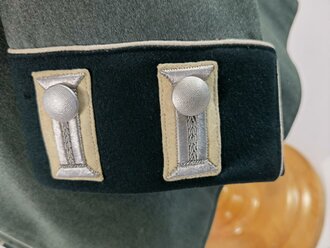 Heer, Waffenrock für einen Offizier im Infanterie Regiment 94 mit Paradefangschnur. Die Effekten original vernäht, Brustadler fehlt. Guter Gesamtzustand