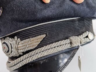 Schirmmütze für Offiziere der Luftwaffe. Stark getragenes Stück, dennoch in gutem Zustand. Der Adler original aber neuzeitlich vernäht