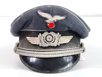 Schirmmütze für Offiziere der Luftwaffe. Stark getragenes Stück, dennoch in gutem Zustand. Der Adler original aber neuzeitlich vernäht