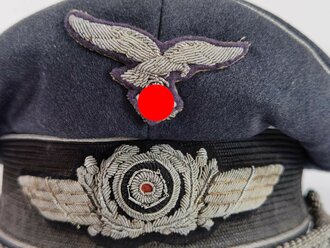 Schirmmütze für Offiziere der Luftwaffe. Stark getragenes Stück, dennoch in gutem Zustand. Der Adler original aber neuzeitlich vernäht