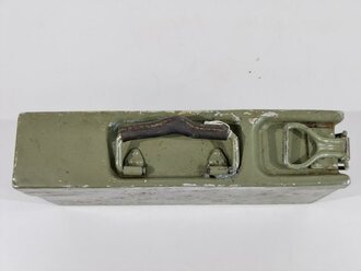 Gurtkasten für Maschinengewehr Wehrmacht aus Leichtmetall,  überlackiertes, ungereinigtes Stück