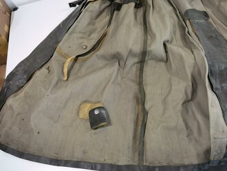 Mantel für Kradmelder der Wehrmacht. Getragenes, ungereinigtes Stück, zum Teil steif