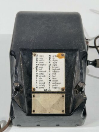 Tischfernsprecher 33 mit Beikasten ( dieser leicht defekt)  der Wehrmacht. Datiert 1943, Funktion nicht geprüft