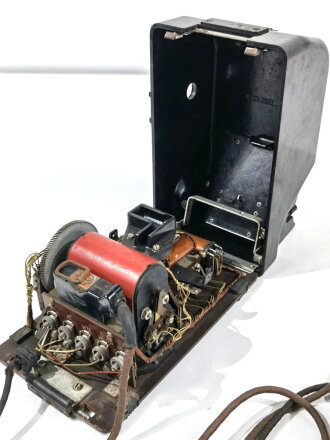 Tischfernsprecher 38 mit Beikasten ( dieser leicht defekt)  der Wehrmacht. Datiert 1943, Funktion nicht geprüft