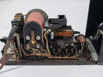Tischfernsprecher 38 mit Beikasten ( dieser leicht defekt)  der Wehrmacht. Datiert 1943, Funktion nicht geprüft