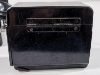 Tischfernsprecher 38 mit Beikasten ( dieser leicht defekt)  der Wehrmacht. Datiert 1943, Funktion nicht geprüft