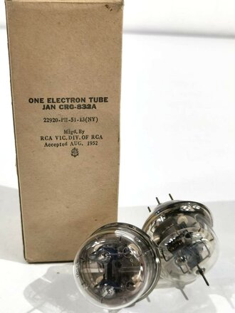 U.S. 1952 dated Electron Tube CRC-832A. Original box with 2 pcs, not tested