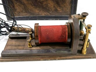 Antiker Funkeninduktor ohne Bezeichnung. Optisch gut, Funktion nicht geprüft. In höchstwahrscheinlich zugehörigem Transportkasten. Maße des kasten 16 x 16 x 31cm