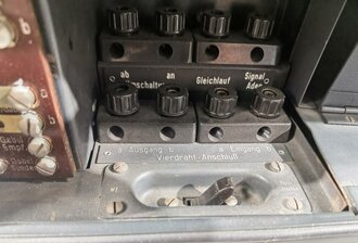 Trägerfrequenzgerät b der Wehrmacht datiert 1944. Frontseitige Beschriftung sicherlich neuzeitlich, sonst original lackiert. Funktion nicht geprüft. Wiegt ca 60kg, Versand nur per Spedition, bitte Kosten erfragen