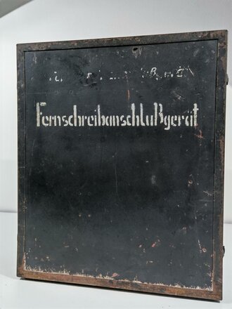 Springschreibanschlussgerät (Fernschreibanschlussgerät ) Wehrmacht datiert 1942.  Die Deckelbeschriftung neuzeitlich, sonst Originallack. Funktion nicht geprüft. Wiegt etwa 45 kg,