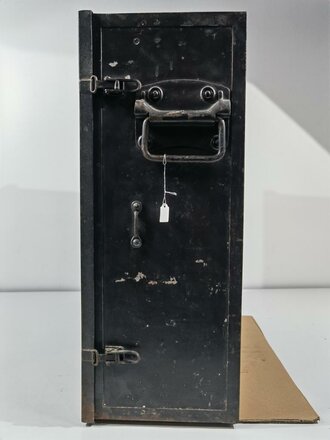 Springschreibanschlussgerät (Fernschreibanschlussgerät ) Wehrmacht datiert 1942.  Die Deckelbeschriftung neuzeitlich, sonst Originallack. Funktion nicht geprüft. Wiegt etwa 45 kg,