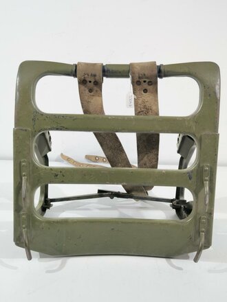 Klappbares Tragegestell für Kabeltrommel schweres Feldkabel der Wehrmacht. Überlackiertes Stück, darunter Luftwaffenblauer Originallack, datiert 1941, die Riemen sind norwegisch