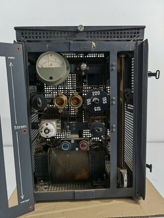 Ladegleichrichter L.Gl.T. 560a, Ausführung B, datiert 1943.  Sehr guter Zustand, Originallack, Funktion nicht geprüft