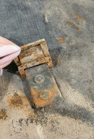 Beutel für Gewehrgranaten . Dunkelblaues, ungebrauchtes Stück mit starken Lagerspuren, ungereinigt