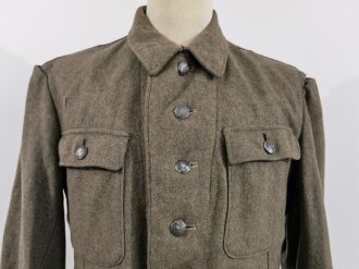Heer, Feldbluse Modell 1943 , Kammerstück von 1944. Leicht getragenes Stück, die Effekten entfernt, im BVereich des Brustadlers ein etwa 1cm Schnitt