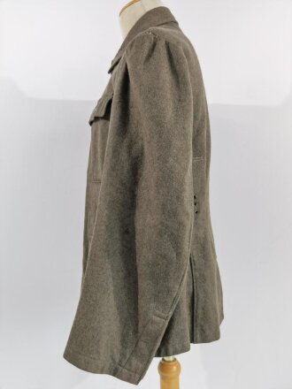 Heer, Feldbluse Modell 1943 , Kammerstück von 1944. Leicht getragenes Stück, die Effekten entfernt, im BVereich des Brustadlers ein etwa 1cm Schnitt
