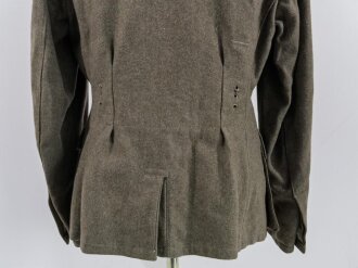 Heer, Feldbluse Modell 1943 , Kammerstück von 1944. Leicht getragenes Stück, die Effekten entfernt, im BVereich des Brustadlers ein etwa 1cm Schnitt