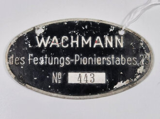 "Wachmann des Festungs-Pionierstabes 23" Dienstabzeichen aus Aluminium, schwarz lackiert, Breite 100mm