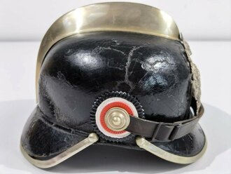 Feuerwehr Lederhelm in gutem Gesamtzustand, die Kokarden neuzeitlich nachlackiert