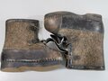 Paar Wachstiefel Wehrmacht, Filz mit Holzsohle, wurden über den normalen Stiefeln getragen. Ungetragenes, nicht 100 % zusammen gehöriges Paar mit Lagerspuren