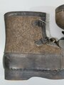 Paar Wachstiefel Wehrmacht, Filz mit Holzsohle, wurden über den normalen Stiefeln getragen. Ungetragenes, nicht 100 % zusammen gehöriges Paar mit Lagerspuren