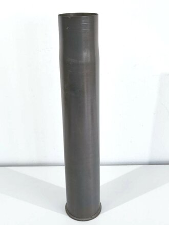 Kartusche für 8,8cm Flak 18 der Wehrmacht aus Eisen. Neuzeitlich grau lackiert, datiert 1942, Höhe 57cm