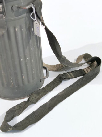 Bereitschaftsbüchse für die Luftschutz Gasmaske mit Trageriemen. Originallack, Hersteller " Auer"