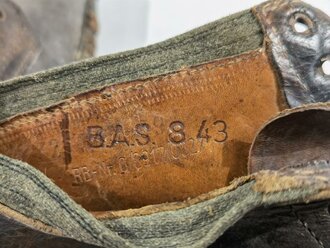 Paar Bergschuhe für Angehörige der Gebirgstruppe. Ungetragenes Paar mit Reichsbetriebsnummer, Sohlenlänge 34cm. Nicht gereinigt