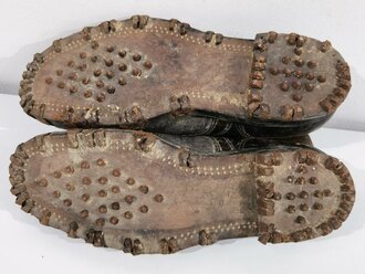 Paar Bergschuhe für Angehörige der Gebirgstruppe. Ungetragenes Paar mit Reichsbetriebsnummer, Sohlenlänge 34cm. Nicht gereinigt