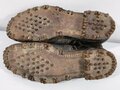 Paar Bergschuhe für Angehörige der Gebirgstruppe. Ungetragenes Paar mit Reichsbetriebsnummer, Sohlenlänge 34cm. Nicht gereinigt