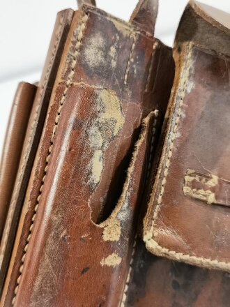 Einsatz zur Beschlagzeugtasche für berittenes Hufbeschlagpersonal der Wehrmacht, zum Teil Mäusefraß