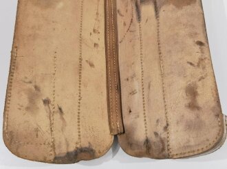 Einsatz zur Beschlagzeugtasche für berittenes Hufbeschlagpersonal der Wehrmacht, zum Teil Mäusefraß