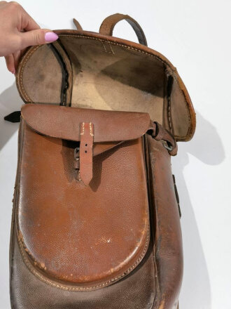 Packtasche für Berittene datiert 1942. leder weich, aus der Form geraten, leicht zu verbessern